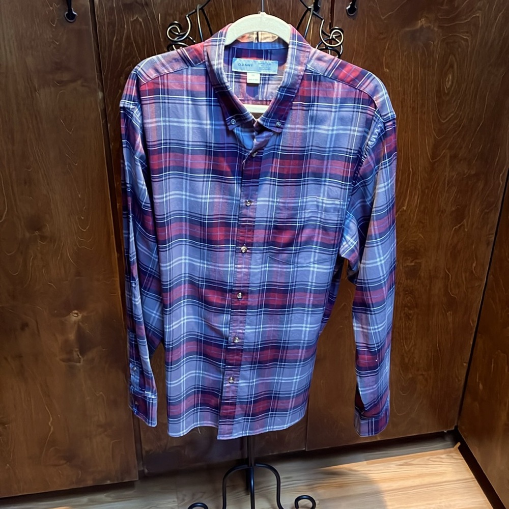 Old Navy plaid gray/burgandy/blue 2 XL men’s button down shirt 97% 3% spandex